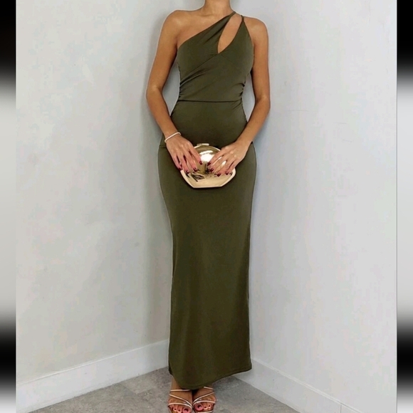 Women's Solid Color One-Shoulder Pleated Sexy Fashion Long Dress - Picture 3 of 4